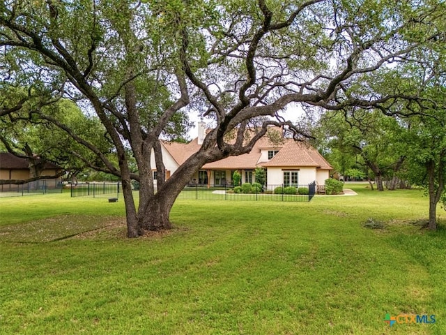 view of front of property featuring a front lawn and fence