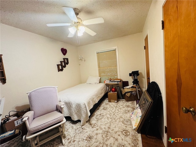 2405 Oak Dr, Gatesville, TX 76528 - bedroom featuring a textured ceiling and a ceiling fan