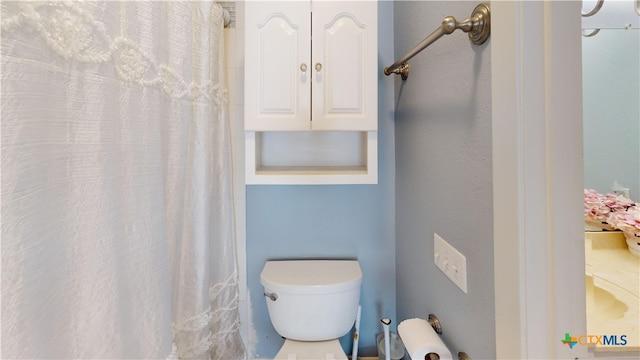 210 Londonderry Dr, Victoria, TX 77901 - bathroom with toilet and a shower with shower curtain