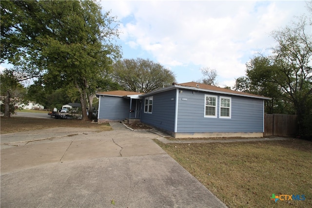 view of front facade with a front lawn