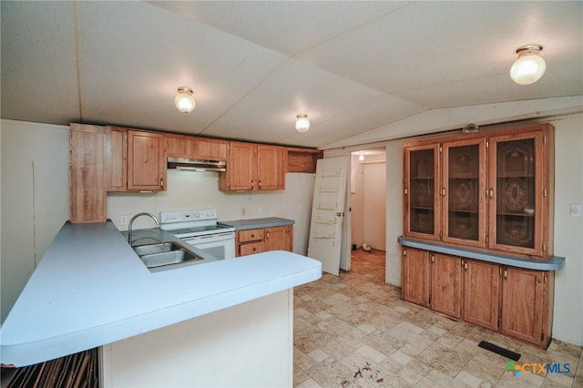 kitchen with white electric range, a breakfast bar, sink, vaulted ceiling, and kitchen peninsula