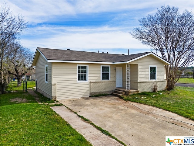 single story home featuring a front yard