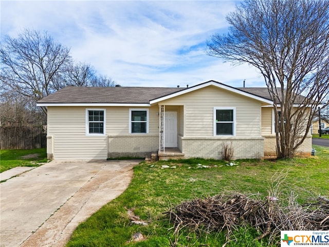 ranch-style home with a front yard