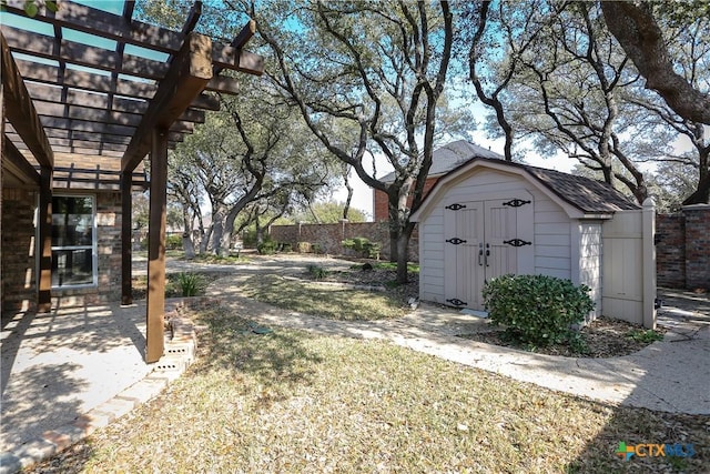 view of yard featuring a storage shed and a pergola