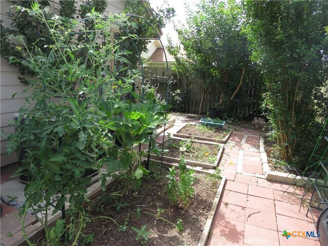 310 Rattan Dr, Victoria, TX 77901 - view of yard with a garden