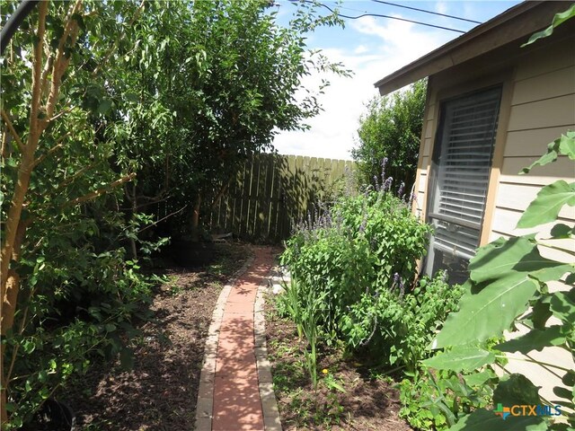 310 Rattan Dr, Victoria, TX 77901 - view of yard
