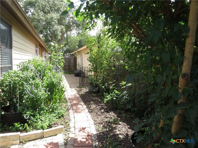 310 Rattan Dr, Victoria, TX 77901 - view of yard