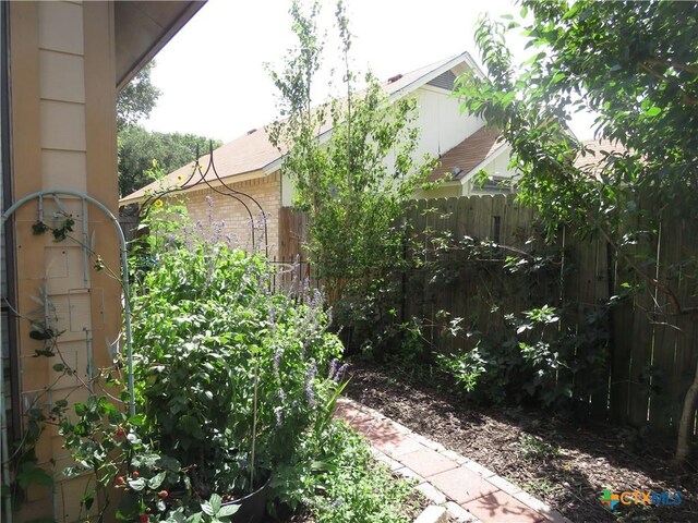 310 Rattan Dr, Victoria, TX 77901 - view of yard