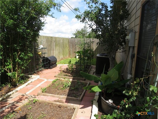 310 Rattan Dr, Victoria, TX 77901 - view of yard with a vegetable garden