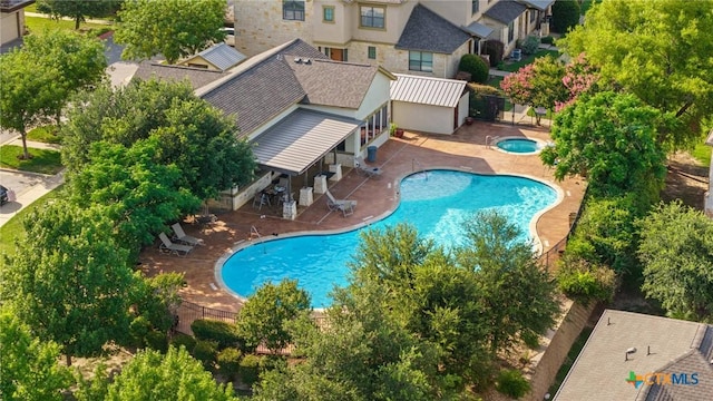2105 Town Centre Dr Unit 42, Round Rock, TX 78664 - community pool with a hot tub and a patio area