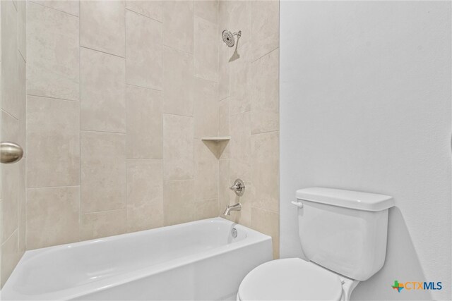 bathroom with toilet and tiled shower / bath