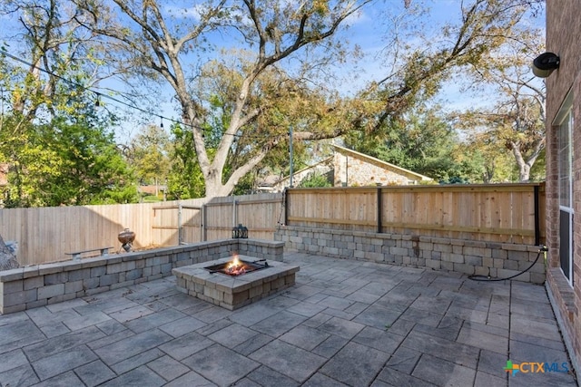 view of patio featuring an outdoor fire pit