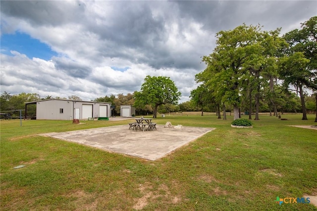 view of yard with an outdoor structure and a detached garage