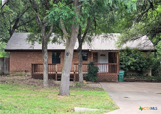 view of front facade featuring a deck and a front lawn