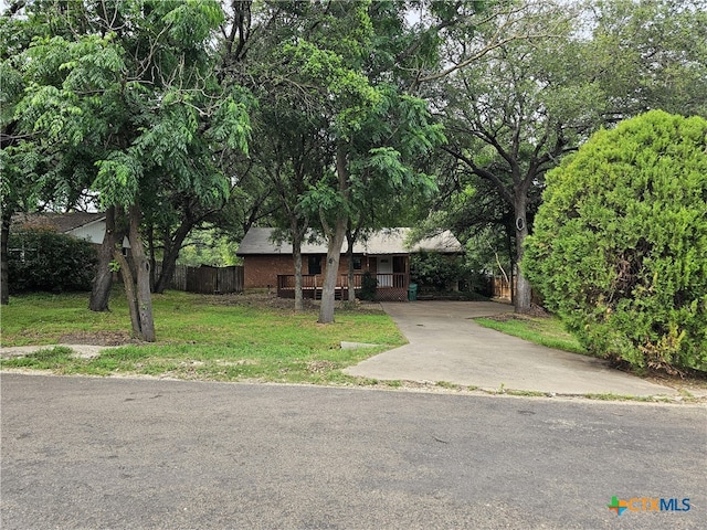 view of front of house featuring a front yard