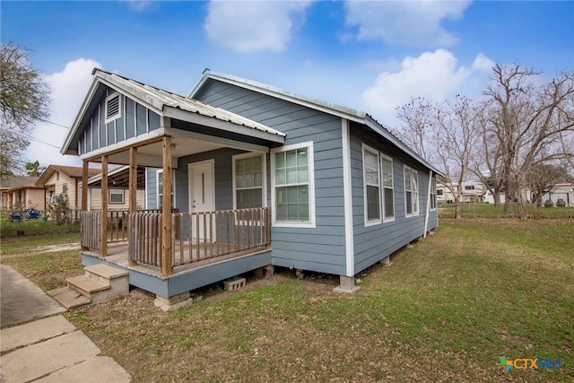 409 E Empresario St, Refugio, TX 78377 - view of front facade with a front yard and metal roof