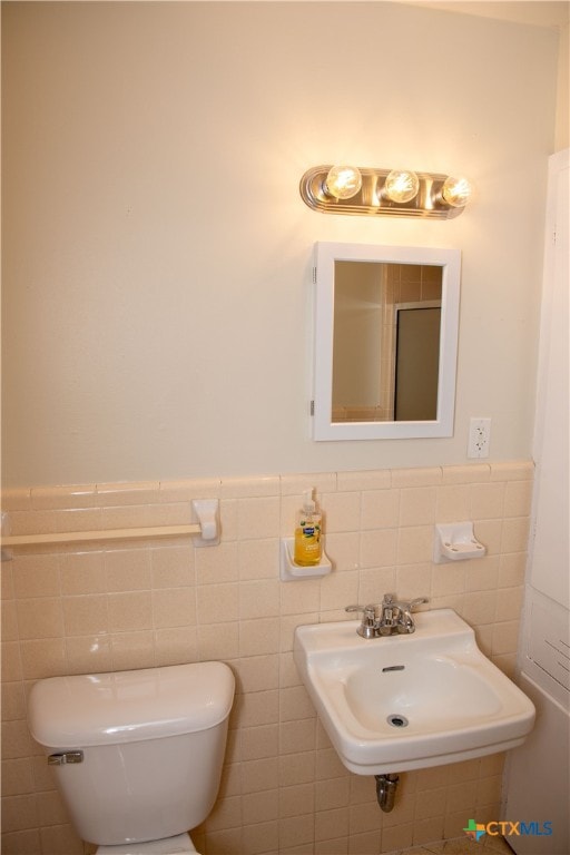 706 Edinburgh St, Victoria, TX 77904 - bathroom with tile walls and a wainscoted wall
