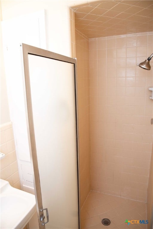 706 Edinburgh St, Victoria, TX 77904 - full bathroom with a shower stall and a sink