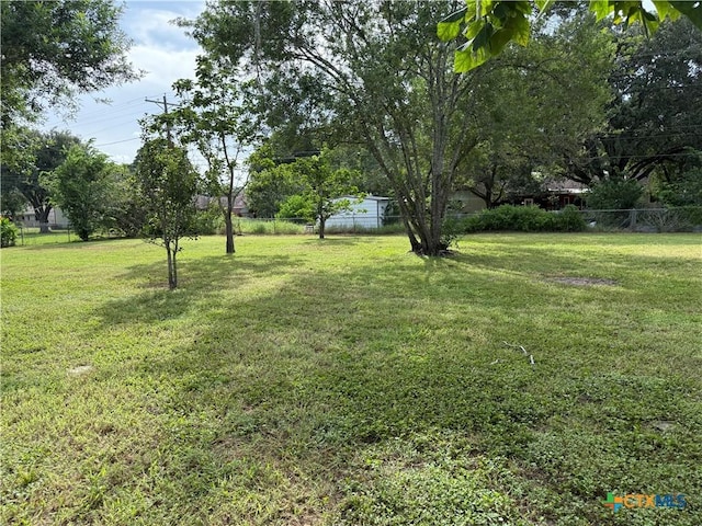 706 Edinburgh St, Victoria, TX 77904 - view of yard