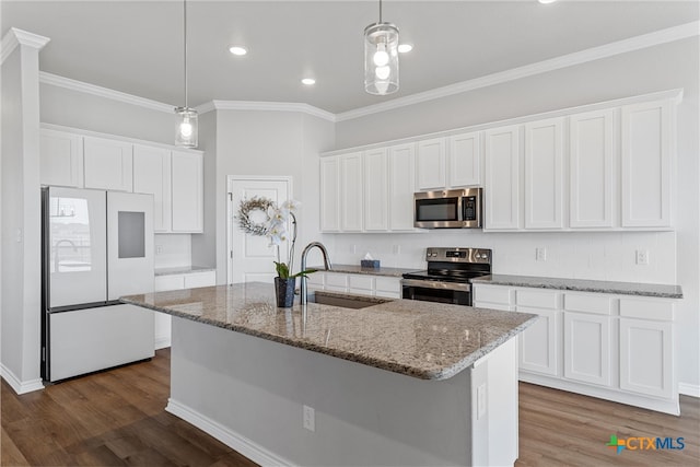 kitchen featuring sink, stainless steel appliances, white cabinets, and a center island with sink