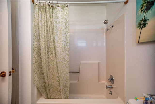 bathroom featuring shower / tub combo with curtain