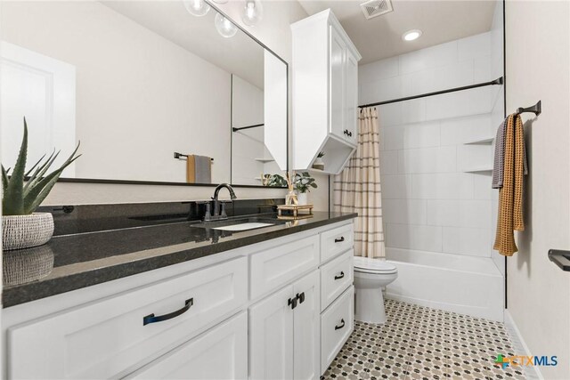837 Gallant Fox Rd, Hewitt, TX 76643 - full bath with vanity, toilet, shower / bath combination with curtain, and baseboards