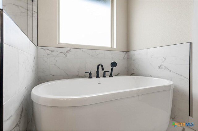 837 Gallant Fox Rd, Hewitt, TX 76643 - full bath featuring a soaking tub