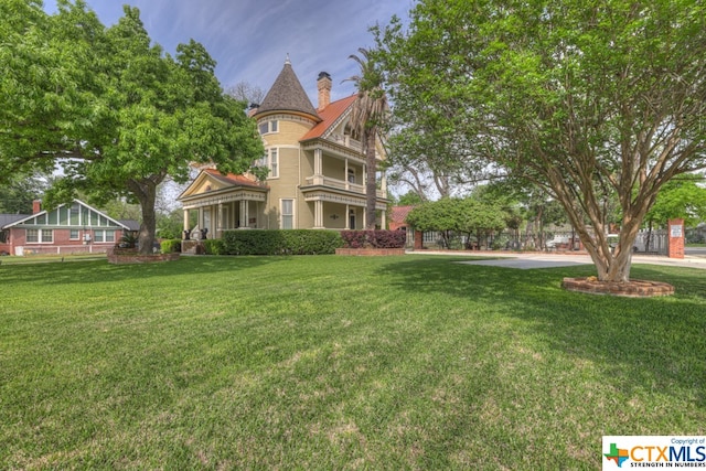 view of front of property featuring a front yard