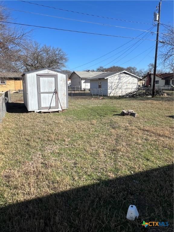 view of yard with a storage shed