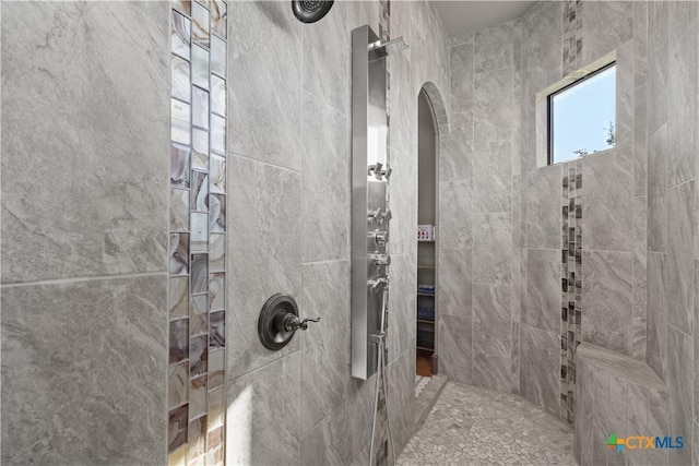 bathroom featuring tiled shower