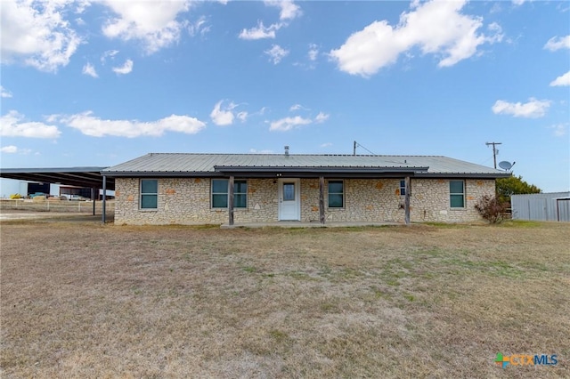 view of front of house featuring a carport and a front lawn