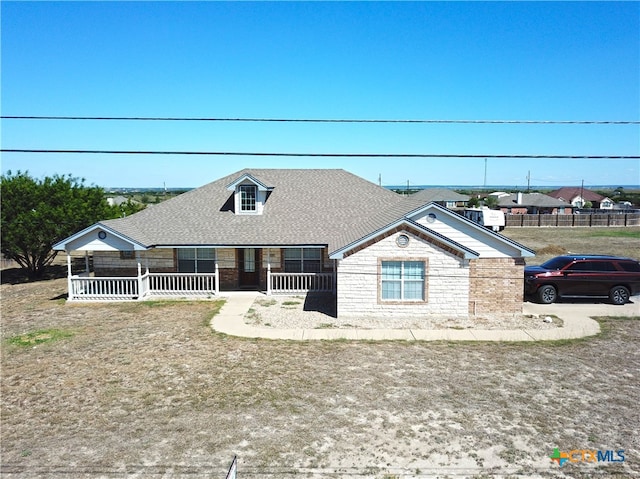 view of front of house featuring a porch and a front lawn