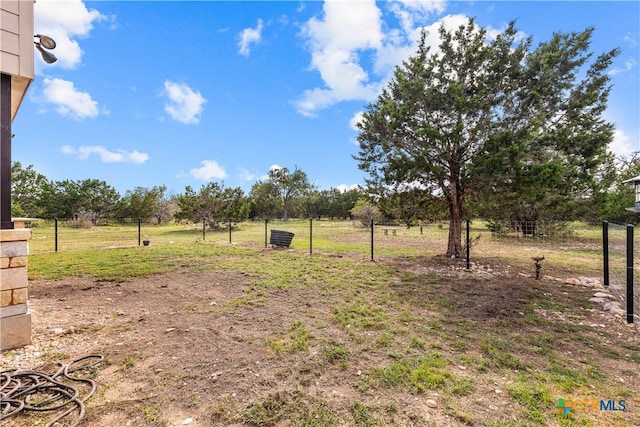 view of yard featuring a rural view