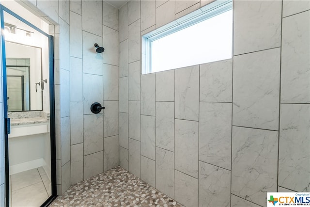 bathroom featuring tiled shower