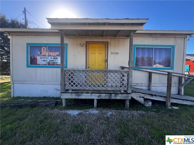 view of front of property with crawl space