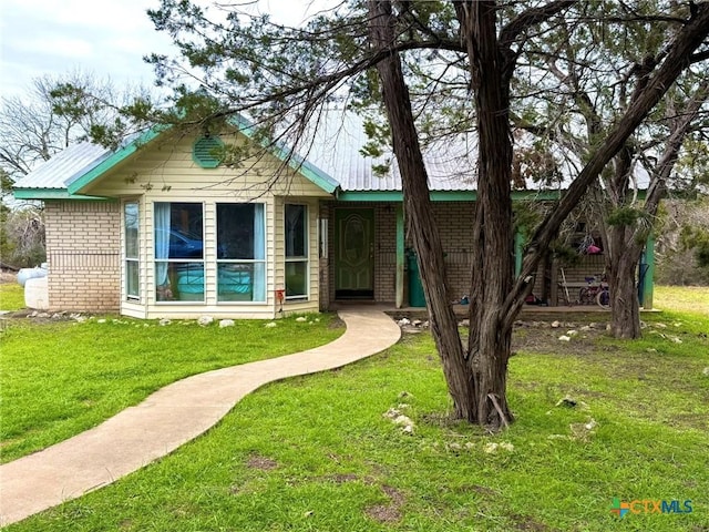 view of front facade featuring a front lawn