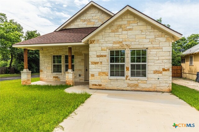 view of front of house with a front lawn