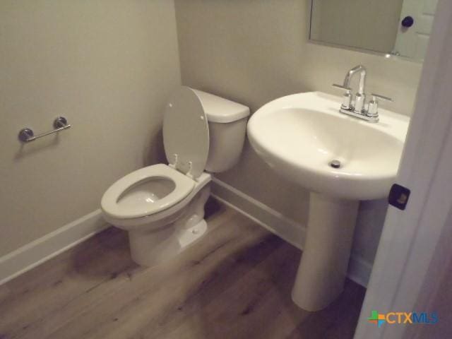 791 Hazy Hills Loop, Dripping Springs, TX 78620 - bathroom featuring baseboards and wood finished floors
