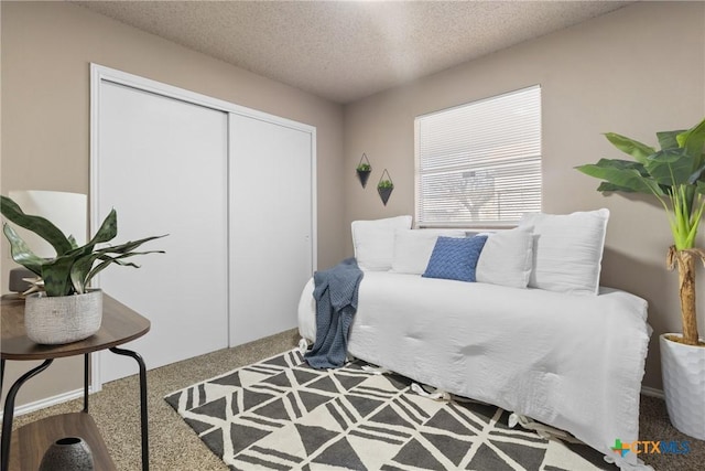 living area with a textured ceiling and carpet flooring