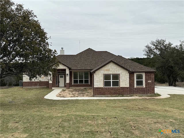 view of front of house featuring a front lawn