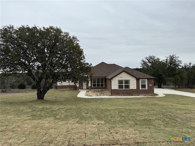 view of front of home with a front lawn