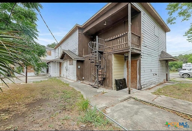 view of front of property with a balcony