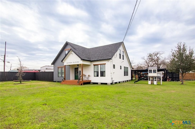 view of front of property featuring a front yard