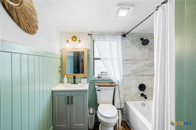 full bathroom featuring shower / tub combo with curtain, vanity, and toilet