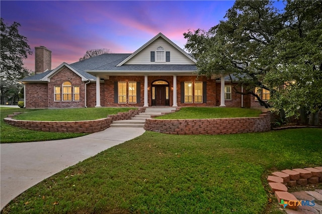 view of front facade with a yard