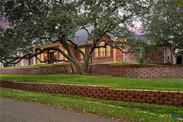 view of front of property featuring a lawn