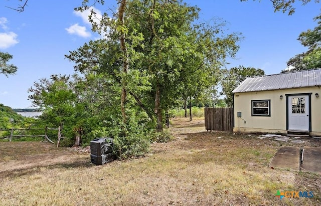 view of yard with an outdoor structure