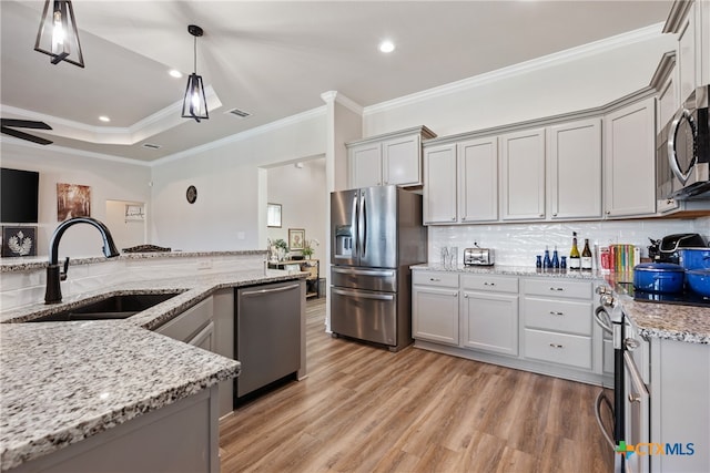 kitchen featuring stainless steel appliances, sink, crown molding, gray cabinetry, and light wood-type flooring