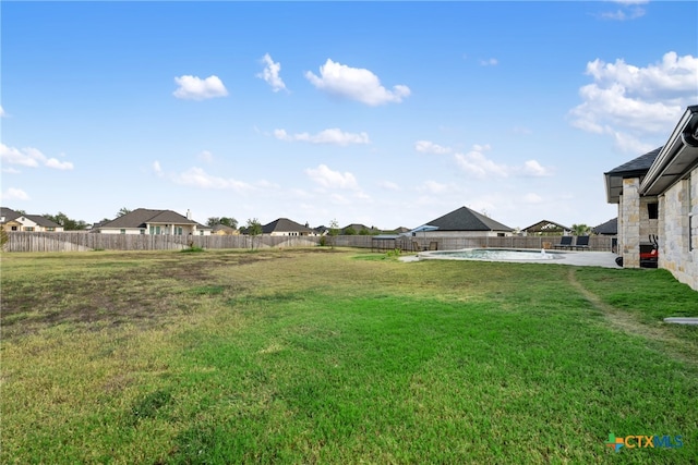 view of yard featuring a fenced in pool