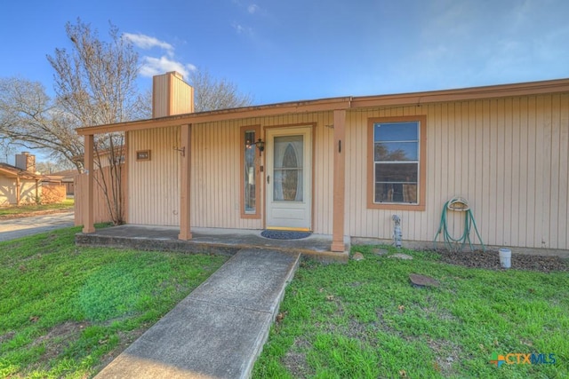 view of front facade with covered porch and a front lawn